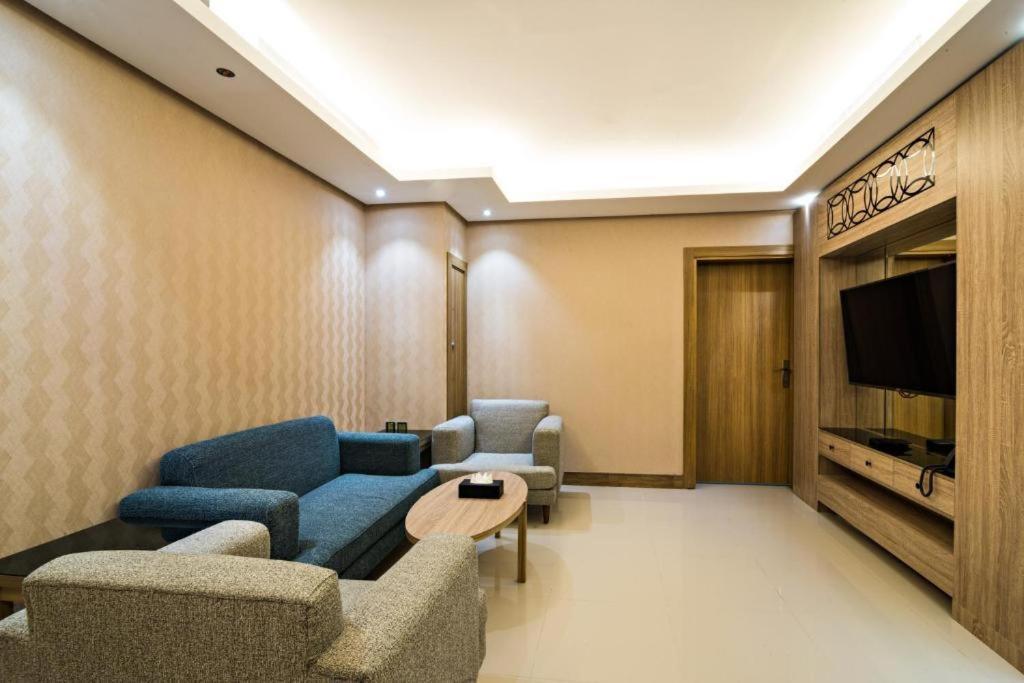 Mirnian Hotel